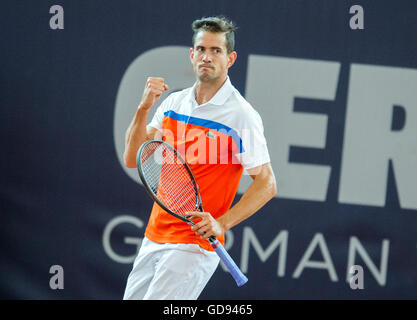 Hamburg, Germany. 14th July, 2016. Guillermo Garcia-Lopez of Spain plays against Zemlja of Slovenia and cheers during a round of 16 match at the ATP Tour - German Tennis Championships at the Am Rothenbaum tennis court in Hamburg, Germany, 14 July 2016. Photo: DANIEL BOCKWOLDT/dpa/Alamy Live News Stock Photo