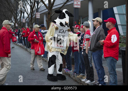 Atlanta, GA, USA. 31st Dec, 2015. Chick-fil-A cows at 2015 Peach Bowl parade in Atlanta © Robin Rayne Nelson/ZUMA Wire/Alamy Live News Stock Photo