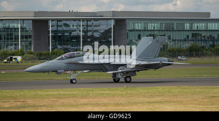 Farnborough, Hampshire UK. 14th July 2016. Day 4 of the Farnborough International Trade Airshow. USAF Boeing F/A-18 Hornet takeoff. Credit:  aviationimages/Alamy Live News.