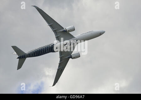 Farnborough, Hampshire, UK. 14th July, 2016. 4 th Day of the Farnborough International Trade Airshow.  The Airbus A350 XWB takes to the skies in a  flying demonstration Stock Photo