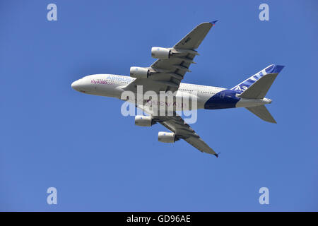 Farnborough, Hampshire, UK. 14th July, 2016. 4 th Day of the Farnborough International Trade Airshow.  The Airbus A380 takes to the skies in a  flying demonstration  Credit:  Gary Blake /Alamy Live News Stock Photo
