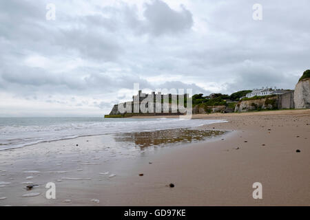 Kingsgate Castle on the cliffs above Kingsgate Bay Broadstairs, Kent, Stock Photo