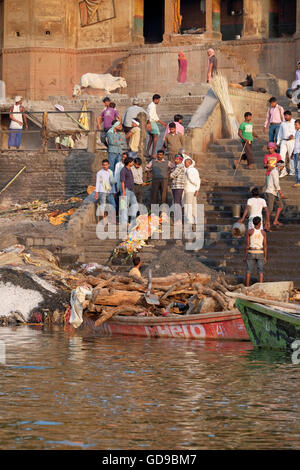 Waiting for a cremation ceremony by the River Ganges. Varanasi, Uttar Pradesh, India. Stock Photo