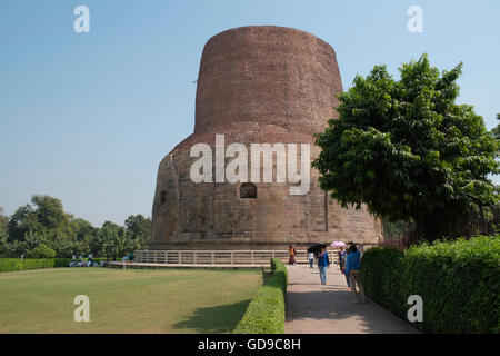 The Dhamekh Stupa in the Deer Park, Sarnath, Varanasi, Uttar Pradesh, India. Stock Photo