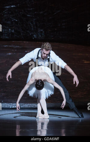 Dancers Adam Bull and Amber Scott from the Australian Ballet perform ...