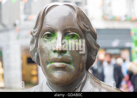 Ireland, Galway, statue of Oscar Wilde in Galway Stock Photo