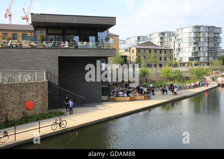 People relaxing at the Lighterman gastro pub on Regents Canal, next to Granary Square, in north London, UK Stock Photo