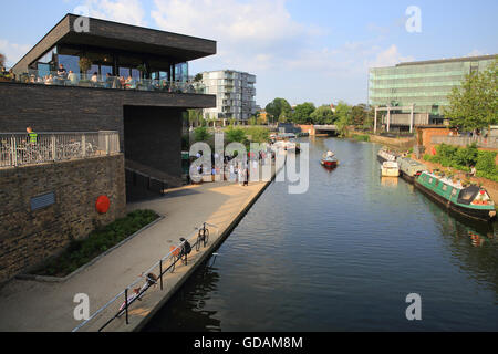 The view east from Granary Square of the Regents Canal at Kings Cross, with the Lighterman gastro pub on the waterside, London Stock Photo