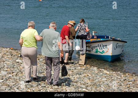 UK, Wales, Gwynedd, Penrhyn Point, passengers boarding Barmouth Ferry Seren Wen from Fairbourne Stock Photo