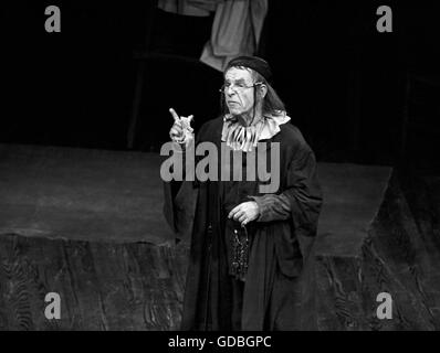 Hume Cronyn on stage Stock Photo