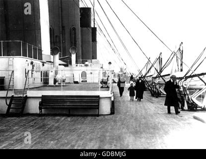 transport / transportation, navigation, steam ships and passenger steamers, RMS Titanic, deck, with passengers, photograph by a passenger, 1912, Additional-Rights-Clearences-Not Available Stock Photo