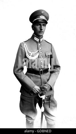 military, Germany, Reichswehr 1925, military engineers, adjutant of the Pionierbatallion 7, Munich, Lieutenant Dietl, picture postcard, uniform, uniforms, officer, peaked cap, belt, collar patch, Weimar Republic, 1920s, 20s, 20th century, historic, historical, people, Additional-Rights-Clearences-Not Available Stock Photo