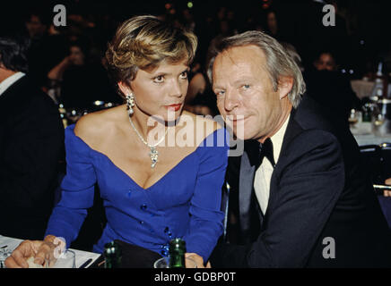 Glas, Uschi, * 2.3.1944, German actress, half length, with husband Bernde Teewag, Deutscher Filmball, Hotel Bayerischer Hof, München, 1992, Stock Photo