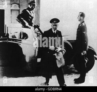 Canaris, Wilhelm, 1.1.1887 - 9.4.1945, German admiral, chief of the intelligence office (Amt Abwehr) of the German Wehrmacht 1935 - 1944, with members of the Sicherheitsdienst (Security Service) of the SS, early 1940s, Stock Photo