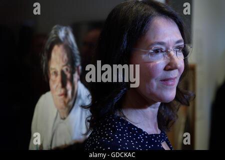 Australia. 15th July, 2016. Artist Louise Hearman poses for photographs following the announcement of her award of the 2016 Archibald Prize ($100,000) with her hyper-real portrait of iconic Australian Barry Humphries announced at the Art Gallery of NSW on July 15, 2016 in Sydney. © Hugh Peterswald/Pacific Press/Alamy Live News Stock Photo