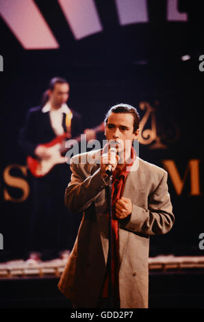 Ramazzotti, Eros, * 28.10.1963, Italian singer, half length, stage performance in the telecast 'Wetten dass...?', Hof Festival Hall, Upper Franconia, 7.4.1990, Stock Photo