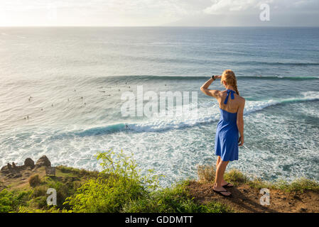 USA,Vereinigte Staaten,Amerika,Hawaii,Maui,island,Kapalua,Honolua Bay,woman watching surfer,MR 0540 Stock Photo