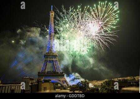 Paris, France. 15th July, 2016. Viewed of the Eiffel Tower surrounded by the fireworks of France's National Day Credit:  Aurelien Foucault/ZUMA Wire/Alamy Live News Stock Photo