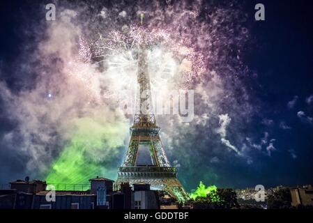 Paris, France. 15th July, 2016. France celebrates its national day with impressive fireworks thrown around the Eiffel Tower. Credit:  Aurelien Foucault/ZUMA Wire/Alamy Live News Stock Photo