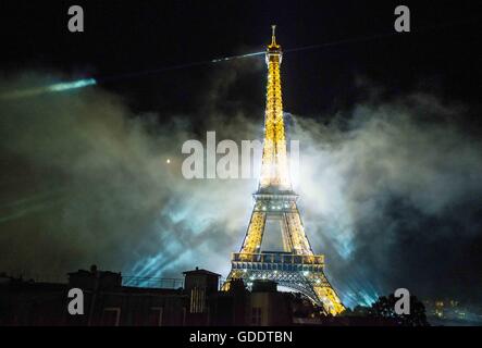 Paris, France. 15th July, 2016. The Eiffel Tower bathed in smoke, minutes after the fireworks of the National Day Credit:  Aurelien Foucault/ZUMA Wire/Alamy Live News Stock Photo