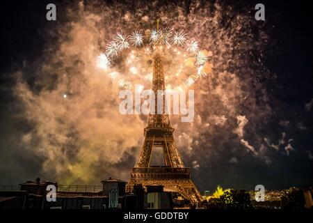 Paris, France. 15th July, 2016. France celebrates its national day with impressive fireworks thrown around the Eiffel Tower. Credit:  Aurelien Foucault/ZUMA Wire/Alamy Live News Stock Photo