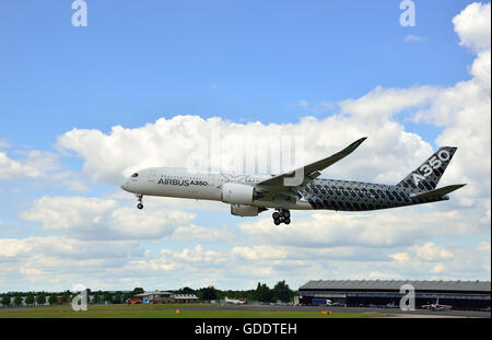 Farnborough, Hampshire, UK. 14th July, 2016. Day 4 of the Farnborough International Airshow.  The Airbus A350 XWB landing after it's flying demonstration Credit:  Wendy Johnson/Alamy Live News