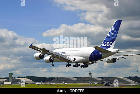 Farnborough, Hampshire, UK. 14th July, 2016. Day 4 of the Farnborough International Airshow.  The Airbus A380 landing after a spectacular  flying demonstration Credit:  Wendy Johnson/Alamy Live News