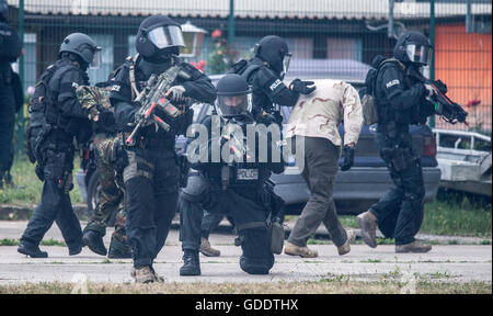 Mainz-Kastel, Germany. 15th July, 2016. Members of a special task force unit (SEK) of the Frankfurt police rehearse the arrest of two terrorists during a drill in Mainz-Kastel, Germany, 15 July 2016. The German state of Hesse is preparing to combat new forms of crime on various levels, the state's interior ministry said. Photo: BORIS ROESSLER/dpa/Alamy Live News Stock Photo
