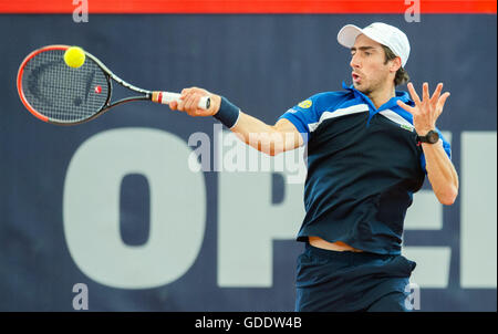 Hamburg, Germany. 15th July, 2016. Pablo Cuevas of Uruguay in action against France's Paul-Henri Mathieu during their quarter final match at the German Tennis Championships in Hamburg, Germany, 15 July 2016. Photo: DANIEL BOCKWOLDT/dpa/Alamy Live News Stock Photo
