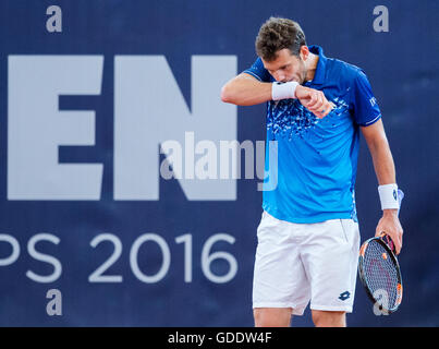 Hamburg, Germany. 15th July, 2016. France's Paul-Henri Mathieu reacts during his quarter final match against Pablo Cuevas of Uruguay at the German Tennis Championships in Hamburg, Germany, 15 July 2016. Photo: DANIEL BOCKWOLDT/dpa/Alamy Live News Stock Photo