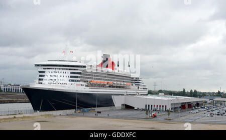 Hamburg, Germany. 15th July, 2016. The cruise ship 'Queen Mary 2' can be seen at the Steinwerder cruise ship terminal in Hamburg, Germany, 15 July 2016. Photo: Daniel Reinhardt/dpa/Alamy Live News Stock Photo