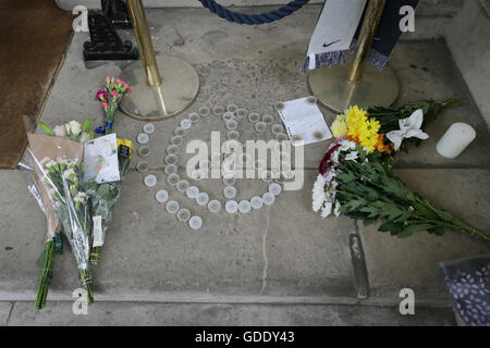 London, London, UK. 15th July, 2016. Flowers are placed outside the French embassy to mourn victims of an attack in which a lorry drove through packed crowds gathered for Bastille Day celebrations in the French city Nice, killing at least 84 people, in London, Britain on July 15, 2016. © Tim Ireland/Xinhua/Alamy Live News Stock Photo