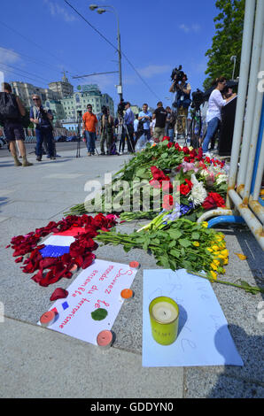 Moscow, Russia. 15th July, 2016. Muscovites bring flowers to the Embassy of France Credit:  Pavel Kashaev/Alamy Live News Stock Photo