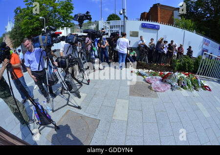 Moscow, Russia. 15th July, 2016. Muscovites bring flowers to the Embassy of France Credit:  Pavel Kashaev/Alamy Live News Stock Photo