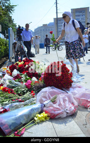 Moscow, Russia. 15th July, 2016. Muscovites bring flowers to the Embassy of France Credit:  Pavel Kashaev/Alamy Live News Stock Photo