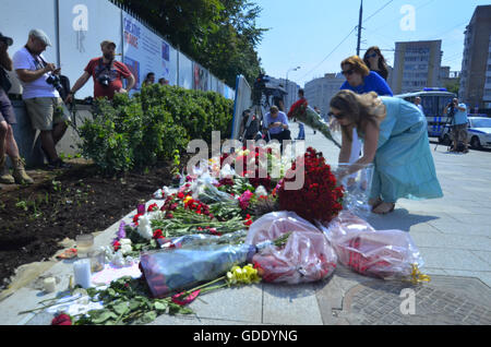 Moscow, Russia. 15th July, 2016. Muscovites bring flowers to the Embassy of France Credit:  Pavel Kashaev/Alamy Live News Stock Photo