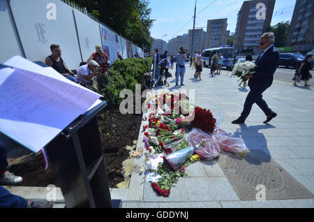 Moscow, Russia. 15th July, 2016. Muscovites bring flowers to the Embassy of France Credit:  Pavel Kashaev/Alamy Live News Stock Photo