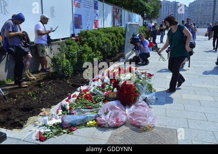 Moscow, Russia. 15th July, 2016. Muscovites bring flowers to the Embassy of France Credit:  Pavel Kashaev/Alamy Live News Stock Photo