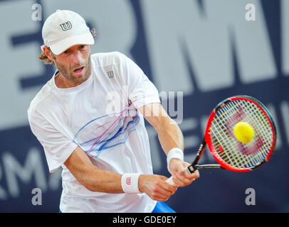 Hamburg, Germany. 15th July, 2016. Stephane Robert of France plays against Garcia-Lopez of Spain in a quarter final match during the ATP Tour - German Tennis Championships at the Am Rothenbaum tennis stadium in Hamburg, Germany, 15 July 2016. Photo: DANIEL BOCKWOLDT/dpa/Alamy Live News Stock Photo