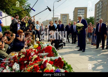 Moscow, Russia. 15th July, 2016. U.S Secretary of State John Kerry and Russian Foreign Minister Sergey Lavrov pay their respects at an impromptu memorial outside the French Embassy July 15, 2016 in Moscow, Russia. The two Ministers each laid a bouquet of roses and signed a book of condolences in memory of the victims of the Bastille Day terrorist truck attack in Nice, France. Credit:  Planetpix/Alamy Live News Stock Photo