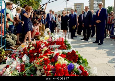 Moscow, Russia. 15th July, 2016. U.S Secretary of State John Kerry and Russian Foreign Minister Sergey Lavrov pay their respects at an impromptu memorial outside the French Embassy July 15, 2016 in Moscow, Russia. The two Ministers each laid a bouquet of roses and signed a book of condolences in memory of the victims of the Bastille Day terrorist truck attack in Nice, France. Credit:  Planetpix/Alamy Live News Stock Photo