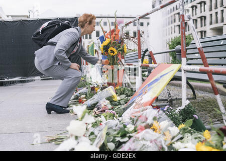 Berlin, Berlin, Germany. 15th July, 2016. Several hundred people stop in front of the flowers and candles to commemorate the victims of the Nice attacks in font of the French Embassy on Pariser Platz in Central Berlin. Credit:  Jan Scheunert/ZUMA Wire/Alamy Live News Stock Photo