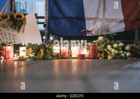 Berlin, Berlin, Germany. 15th July, 2016. Several hundred people stop in front of the flowers and candles to commemorate the victims of the Nice attacks in font of the French Embassy on Pariser Platz in Central Berlin. Credit:  Jan Scheunert/ZUMA Wire/Alamy Live News Stock Photo