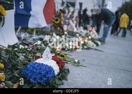 Berlin, Berlin, Germany. 15th July, 2016. Several hundred people stop in front of the flowers and candles to commemorate the victims of the Nice attacks in font of the French Embassy on Pariser Platz in Central Berlin. Credit:  Jan Scheunert/ZUMA Wire/Alamy Live News Stock Photo