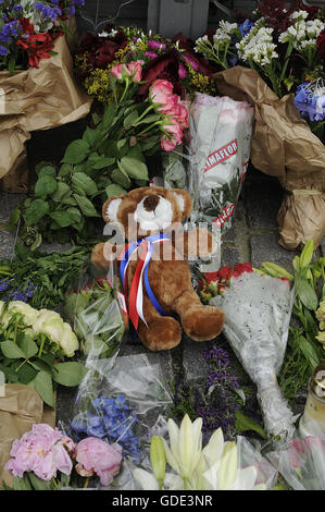 Copenhagen, Denmark. 16th July, 2016.-European union and French flags at half mast at french embassy and people are puring with flowers to pay tribute and stand solidatry with Frnech victims dies in terrorist attacked in Nice France on French national day on july 14, 2016 Credit:  Francis Joseph Dean/Dean Pictures/Alamy Live News Stock Photo