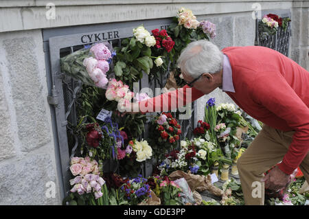 Copenhagen, Denmark. 16th July, 2016.-European union and French flags at half mast at french embassy and people are puring with flowers to pay tribute and stand solidatry with Frnech victims dies in terrorist attacked in Nice France on French national day on july 14, 2016 Credit:  Francis Joseph Dean/Dean Pictures/Alamy Live News Stock Photo