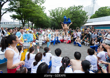 Tokyo, Japan. 16th July, 2016. Capoeira dancers perform at the Festival Brasil 2016 at Yoyogi Park on July 16, 2016, Tokyo, Japan. The annual festival brings together Brazilian food and entertainment including Samba and Capoeira performers. Organized by the Camara de Comercio Brasileira no Japao the event runs until July 17. The Brazilian community is the third largest immigrant population in Japan. Credit:  Rodrigo Reyes Marin/AFLO/Alamy Live News Stock Photo