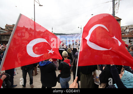 Sarajevo, Bosnia and Herzegovina. 16th July, 2016. In the capital of Bosnia and Herzegovina people have gathered to support current government in Turkey. During the conflict of the army and the forces committed to the government of Recep Tayyip Erdogan about 260 people were killed and more than 1,000 people wounded. © Armin Durgut/ZUMA Wire/Alamy Live News Stock Photo