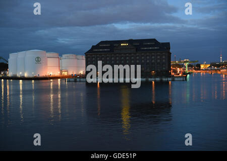 Berlin, Germany. 15th July, 2016. The Westhafen at night in Berlin, Germany, 15 July 2016. Photo: Soeren Stache/dpa/Alamy Live News Stock Photo