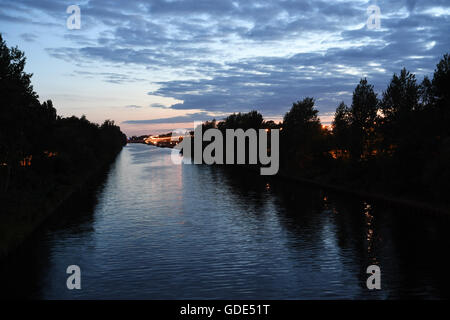 Berlin, Germany. 15th July, 2016. A red evening sky can be seen above the highway A100 and the Westhafen channel near Beusselstrasse in Berlin, Germany, 15 July 2016. Photo: Soeren Stache/dpa/Alamy Live News Stock Photo